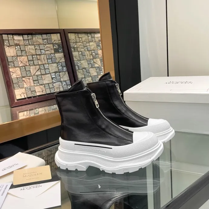 👟👟Ex-factory price 620👟👟 Men +10 🔥4050 McQueen’s new popular women’s boots and couple shoes🔥 Original 1:1 replica, the highest version! AIexanderMcQUEEN✅ products have been certified, endorsed by many celebrities such as Guli Nazha, Wu Lei, and Internet celebrity bloggers, and have fashion models on the T stage of Milan Fashion Week! Front zipper design, easy to wear, 6 cm heel height, comfortable to wear and heighten your legs, fabric: top grain calfskin/ lining: imported sheepskin feet: imported sheepskin, women's size 35-40 (40 must be customized). Men's size 39-45 (45 must be customized). Color: black/white, all black, off-white. Packaging: Matching counter packaging certificate pure cotton bag.